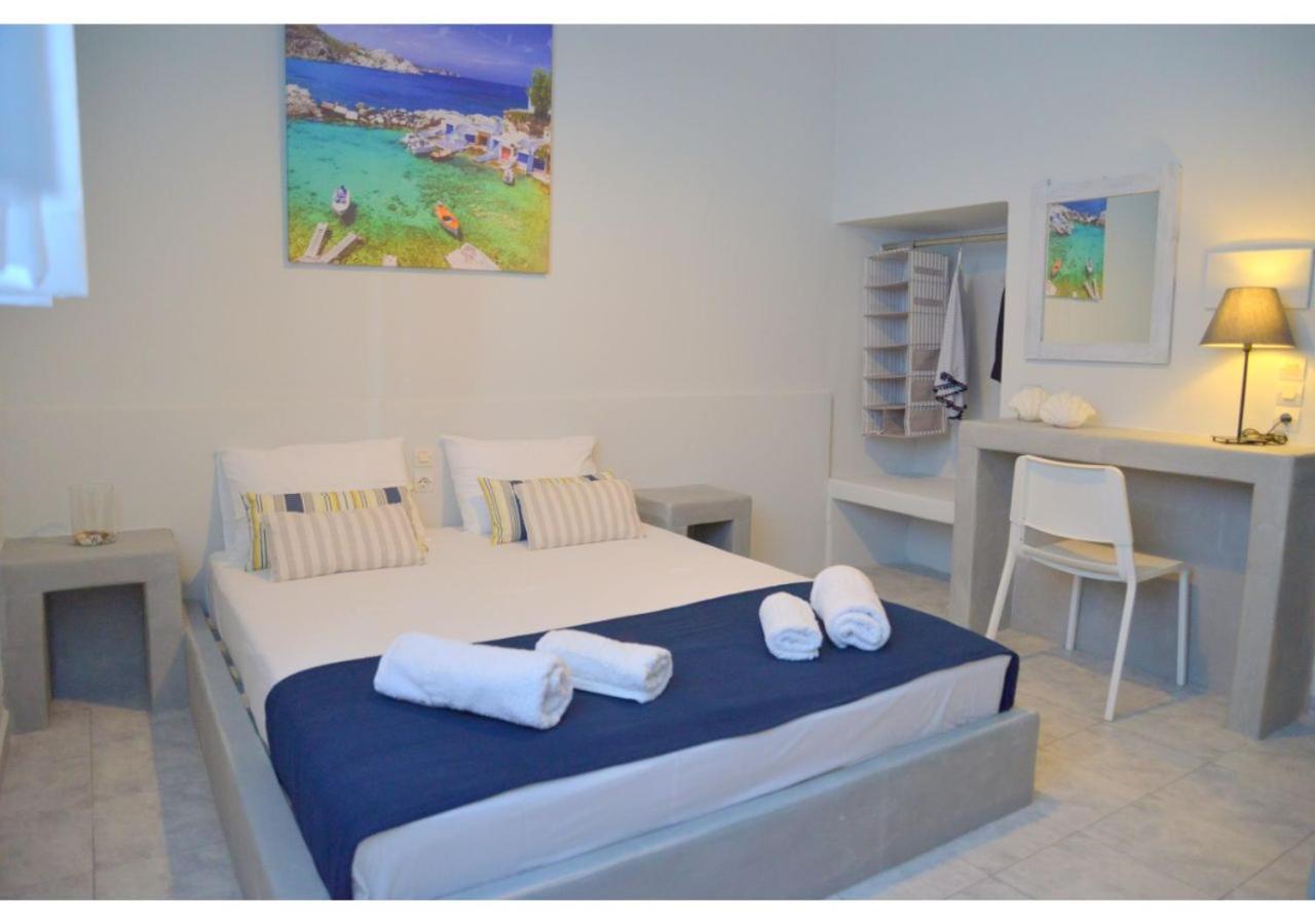 Tsakonas Plakes * Plaka (Milos)